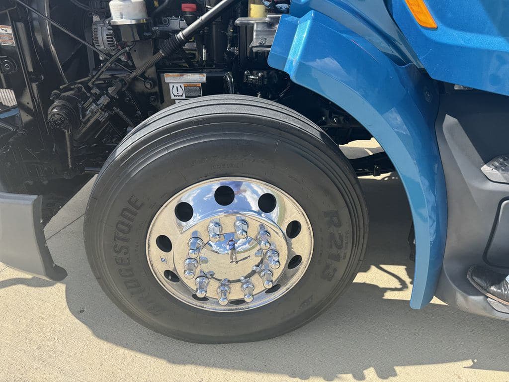 Used 2021 PETERBILT 579 image 9