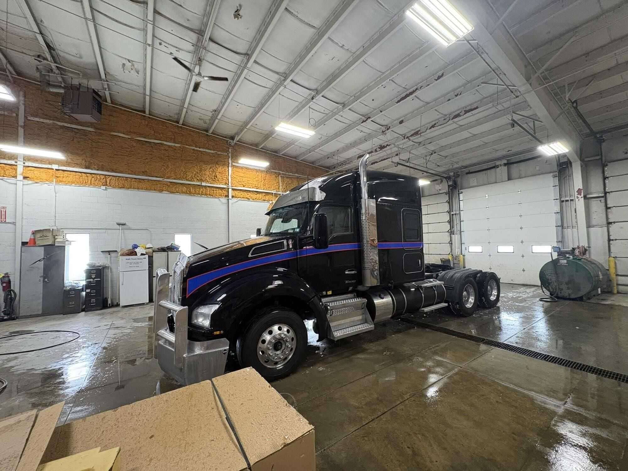 2023 Kenworth T880 image 2