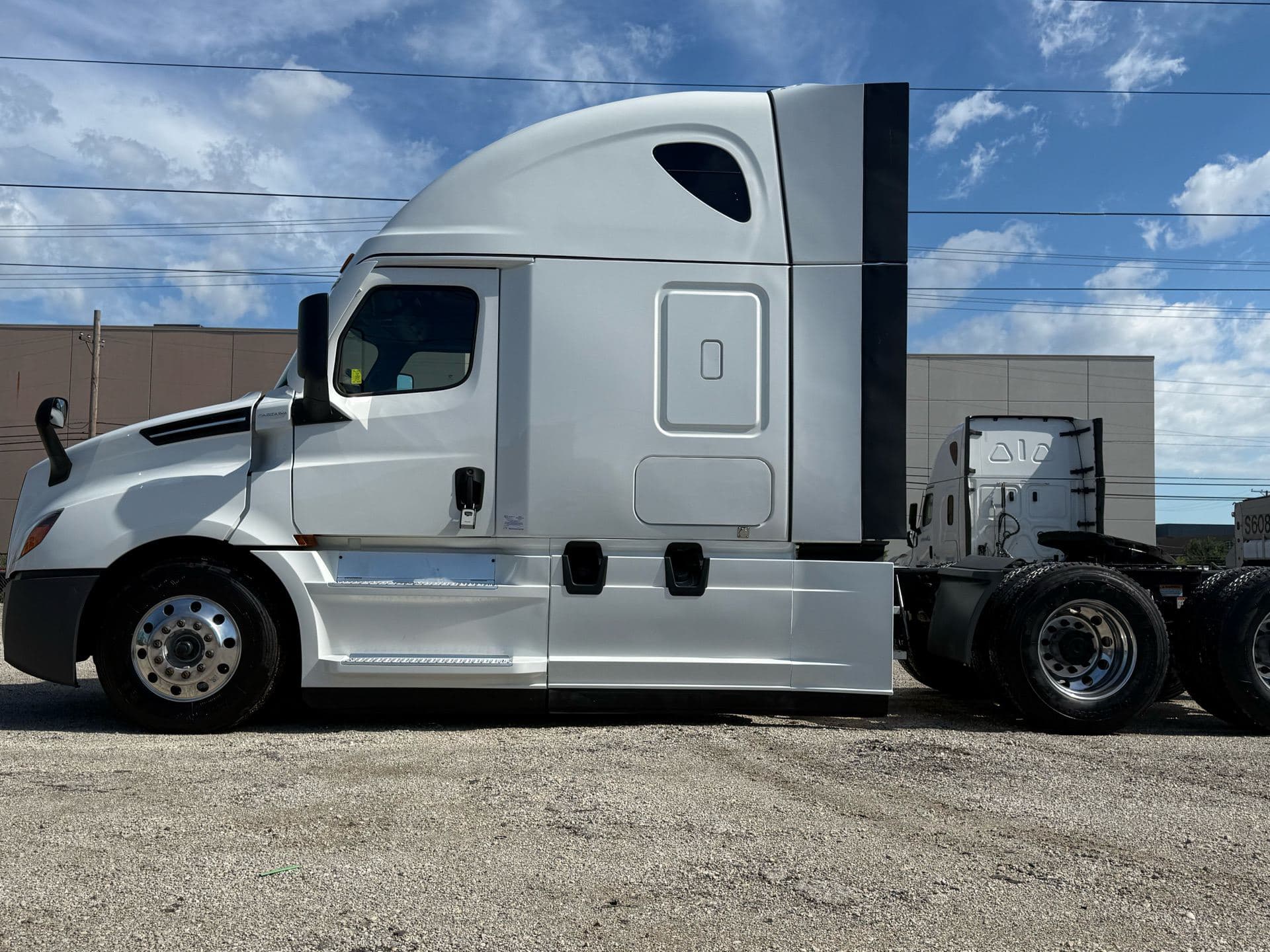 2023 Freightliner - 444k - Just 10,750 Hours! image 15