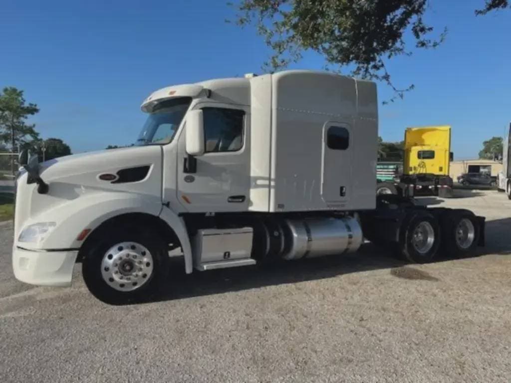 2022 Peterbilt 579 image 2