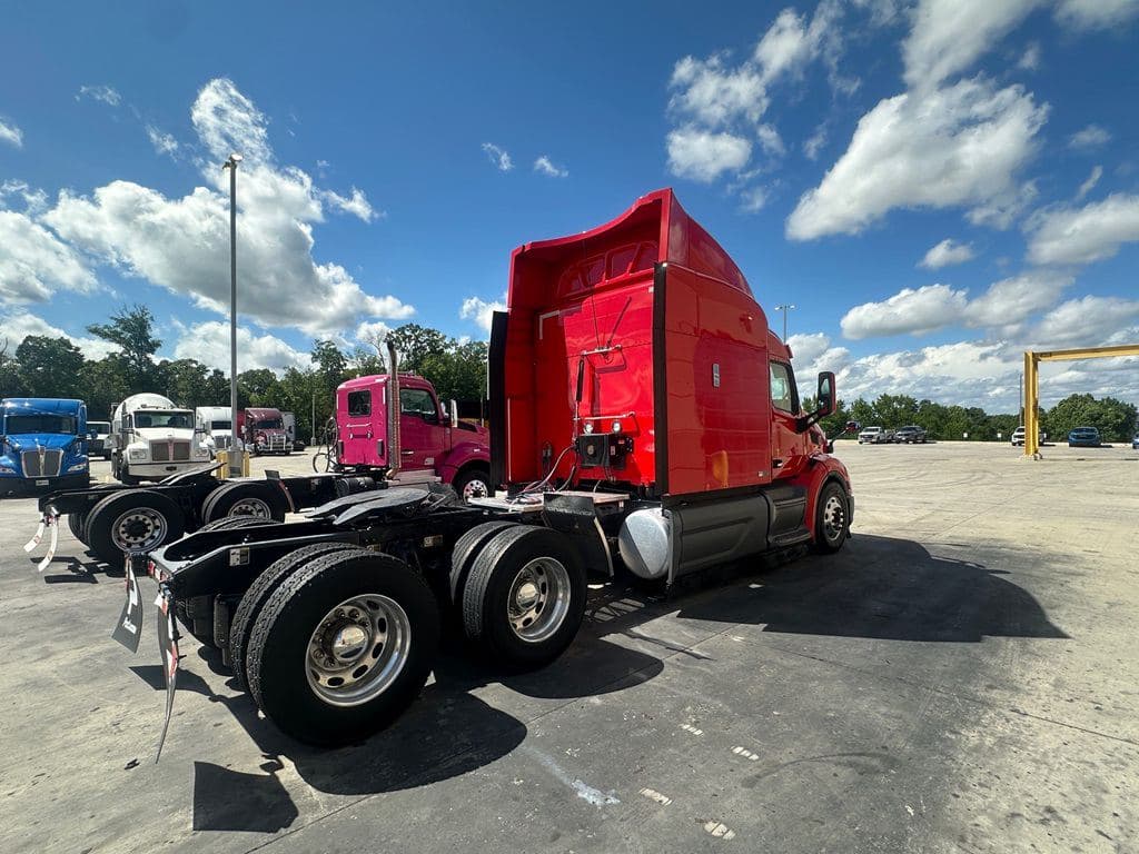 Used 2021 PETERBILT 579 image 7
