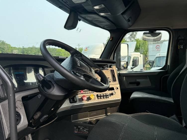 2019 Freightliner Cascadia 126 Day Cab Truck - 435HP, 12 Speed Automatic image 10