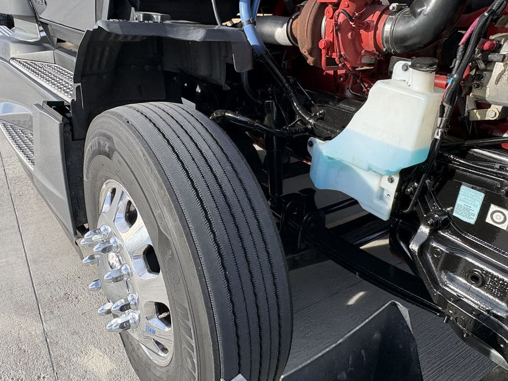 Used 2024 KENWORTH T680 image 2