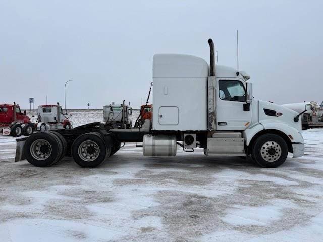 2017 Peterbilt 579 image 3