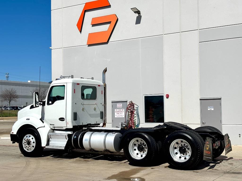 2021 Kenworth T880 image 6