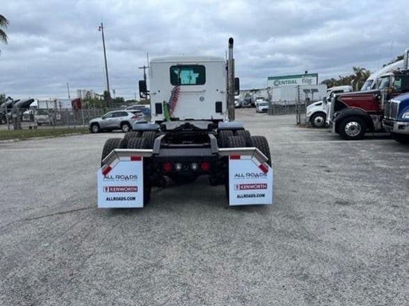 2025 Kenworth T880 image 4