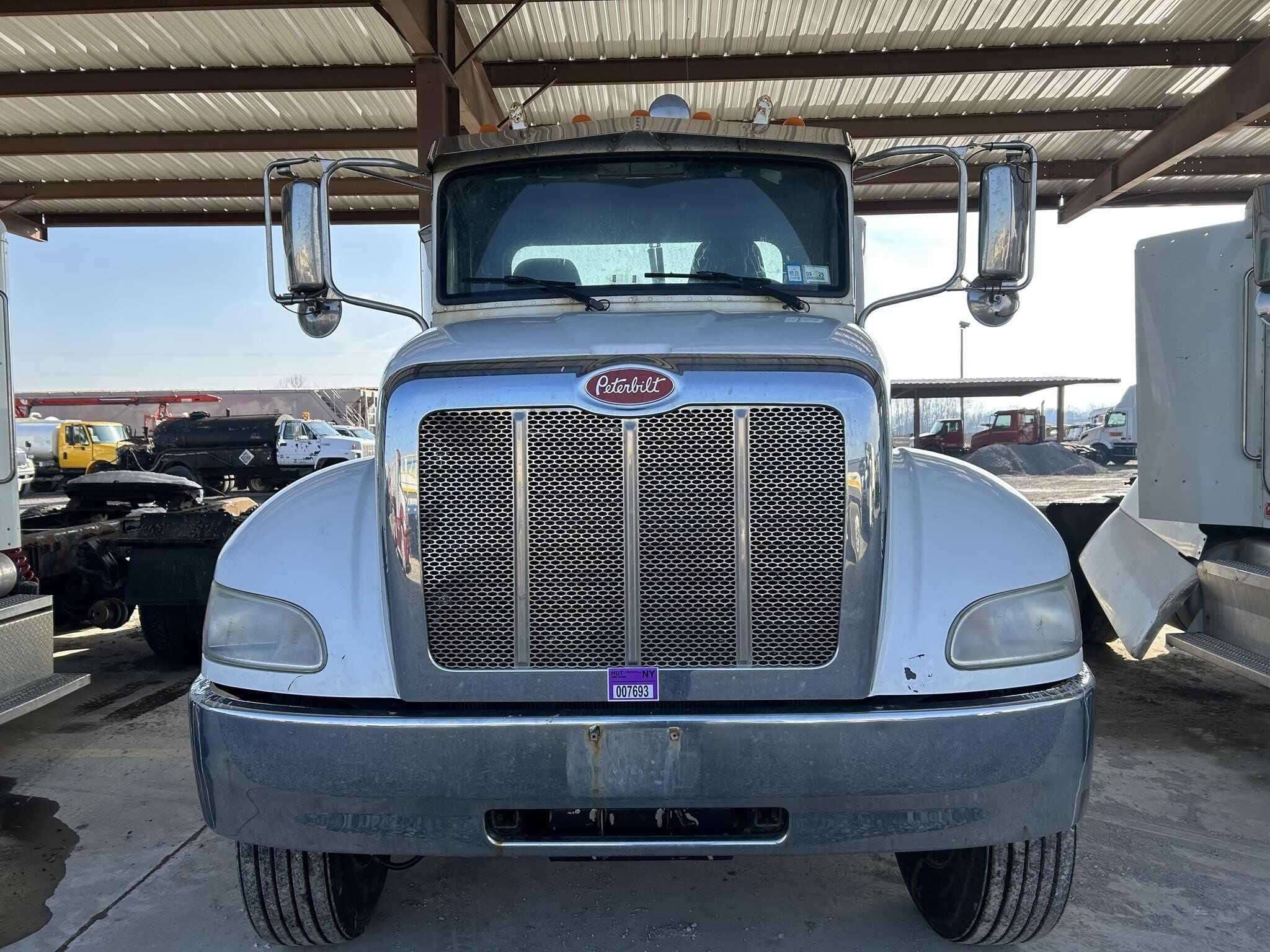 2016 Peterbilt 337 image 2
