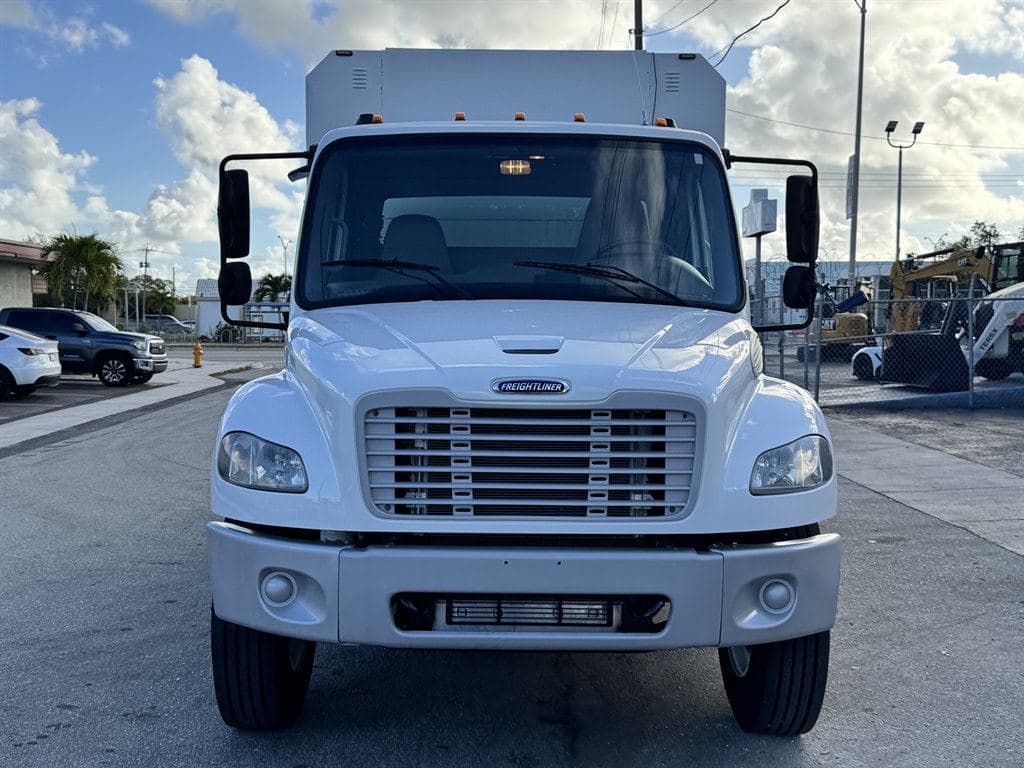 2014 Freightliner M2 106 image 2