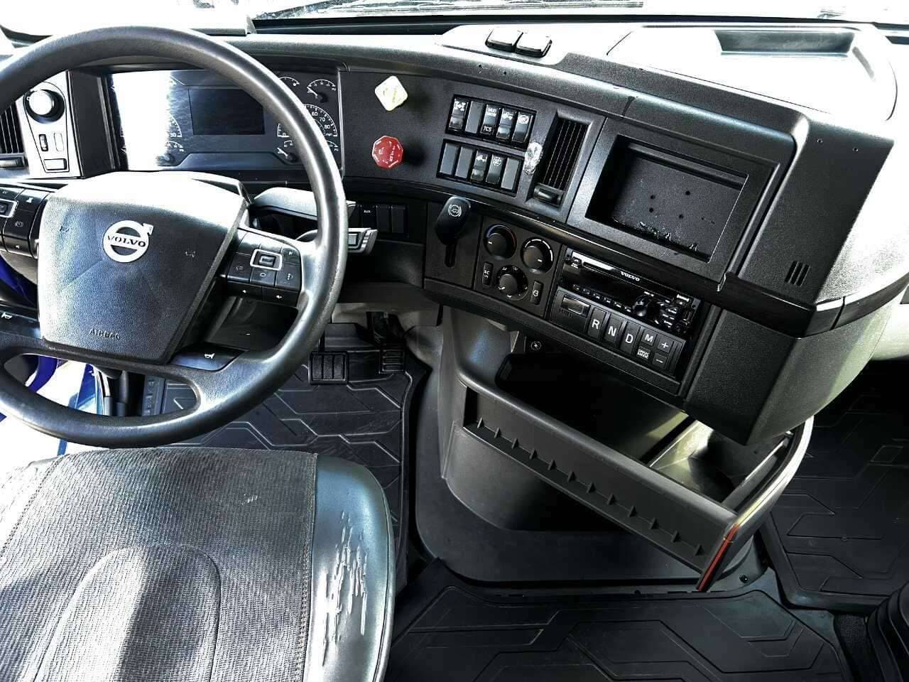 2022 Volvo VNL image 8