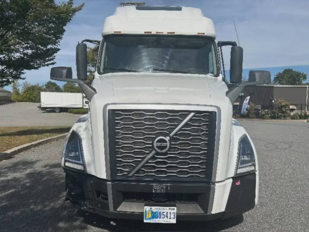 2022 Volvo VNL image 2