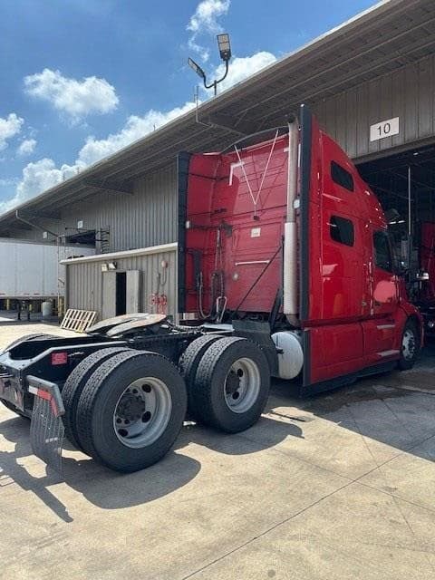 2023 Volvo VNL64T760 image 4