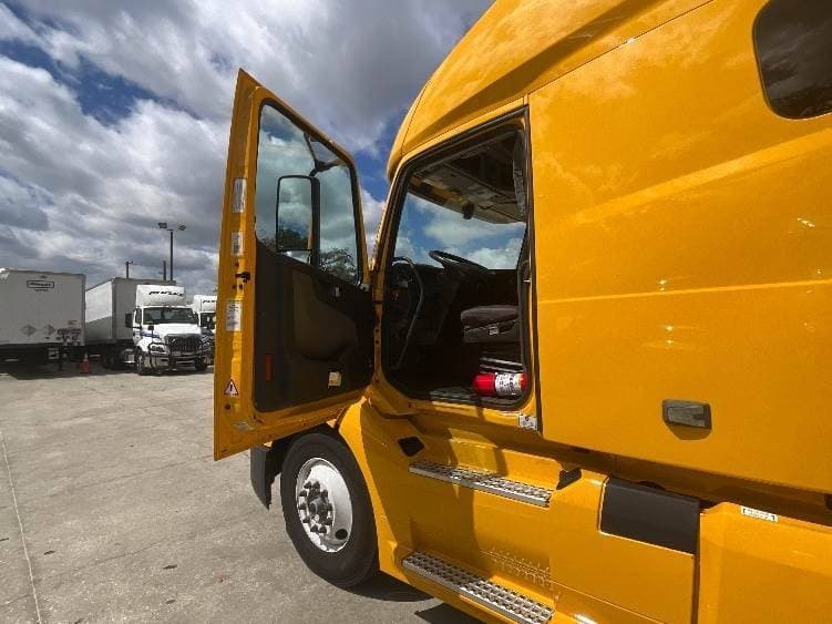 2022 Volvo VNL image 8