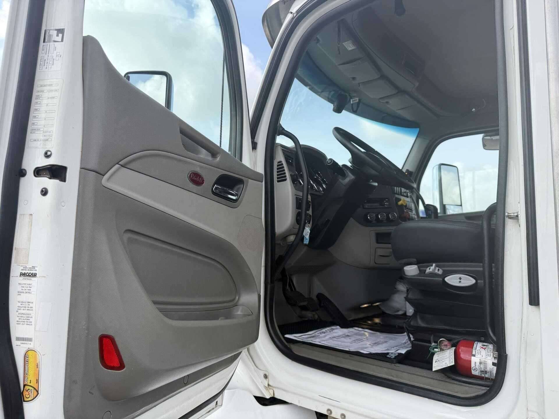 2020 Peterbilt 567 image 15