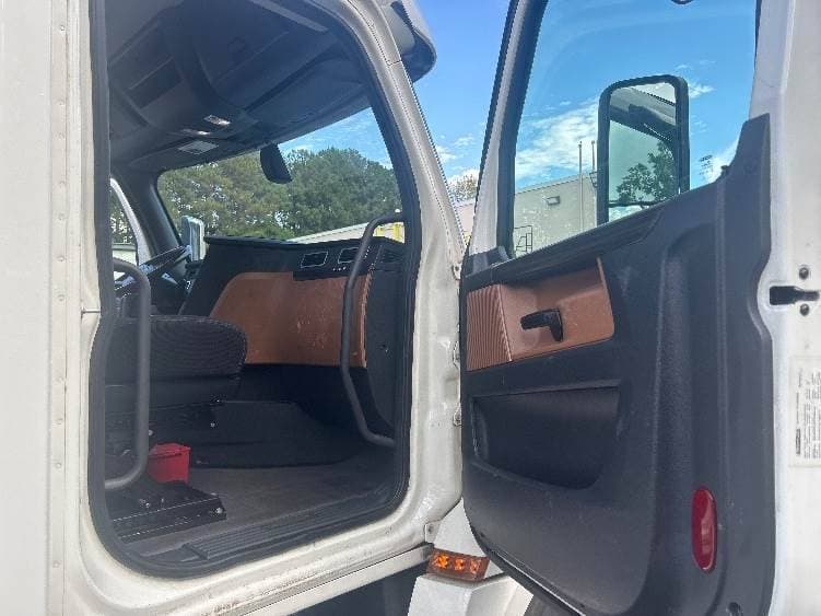 2019 Freightliner Cascadia 126 Day Cab Truck - 455HP, 10 Speed Manual image 12