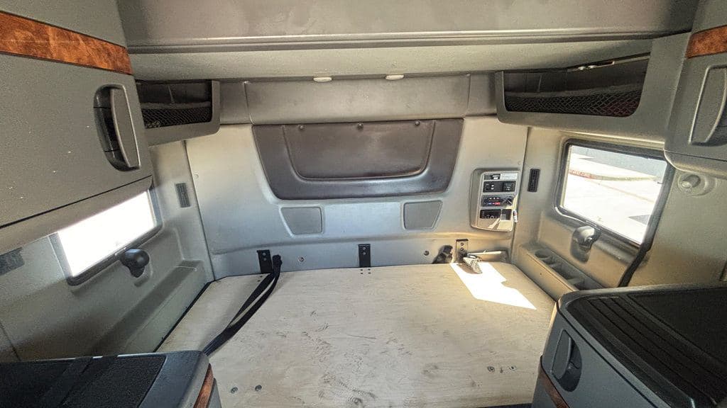Used 2024 FREIGHTLINER PT126064ST image 19