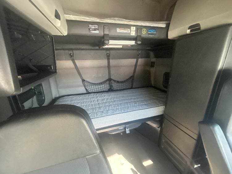 2019 Freightliner Cascadia 126 Sleeper Semi Truck - 72" Integral Sleeper, 455HP, 12 Speed Automatic image 10