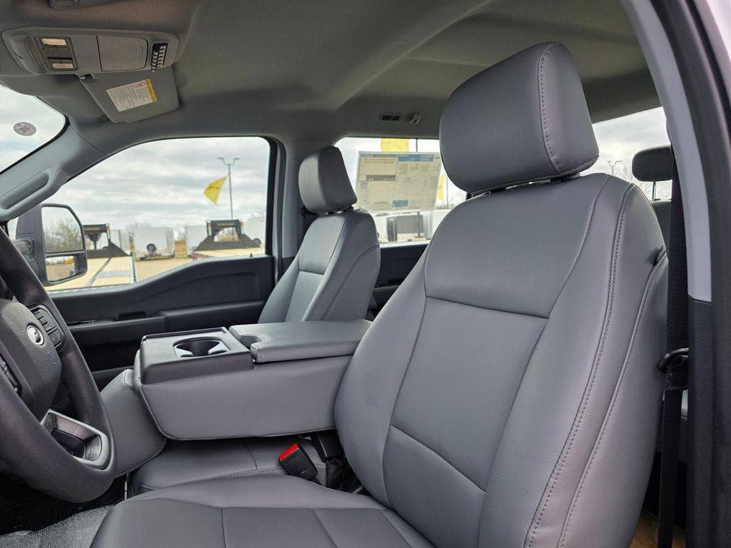 2026 Ford F-450SD XL DRW CAB CHASSIS image 22