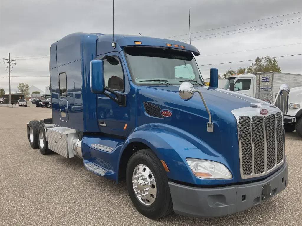 2022 Peterbilt 579 image 2