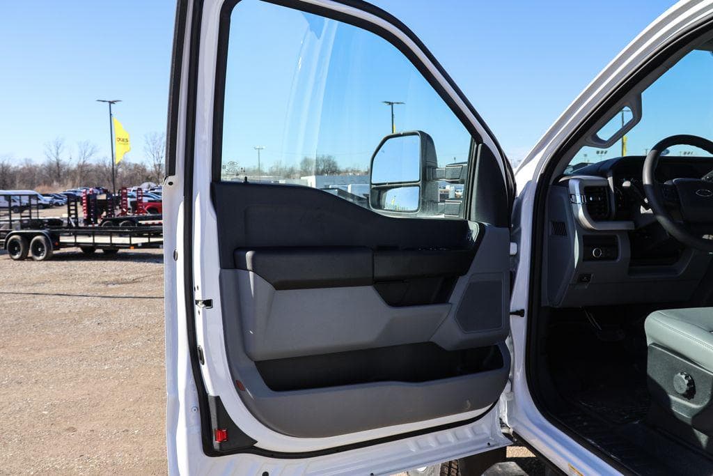 2024 Ford F-550SD XL Cab Chassis image 20