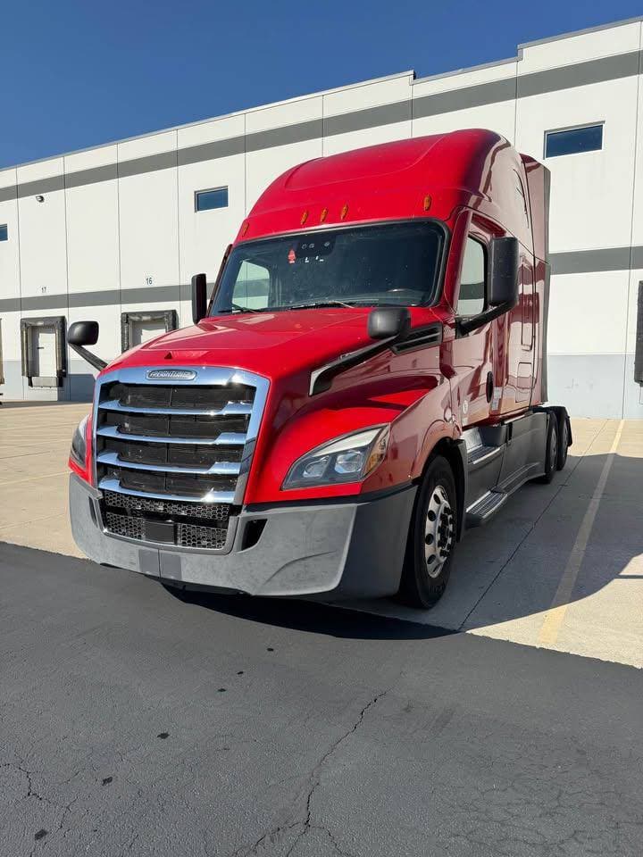 2021 Freightliner Cascadia image 1