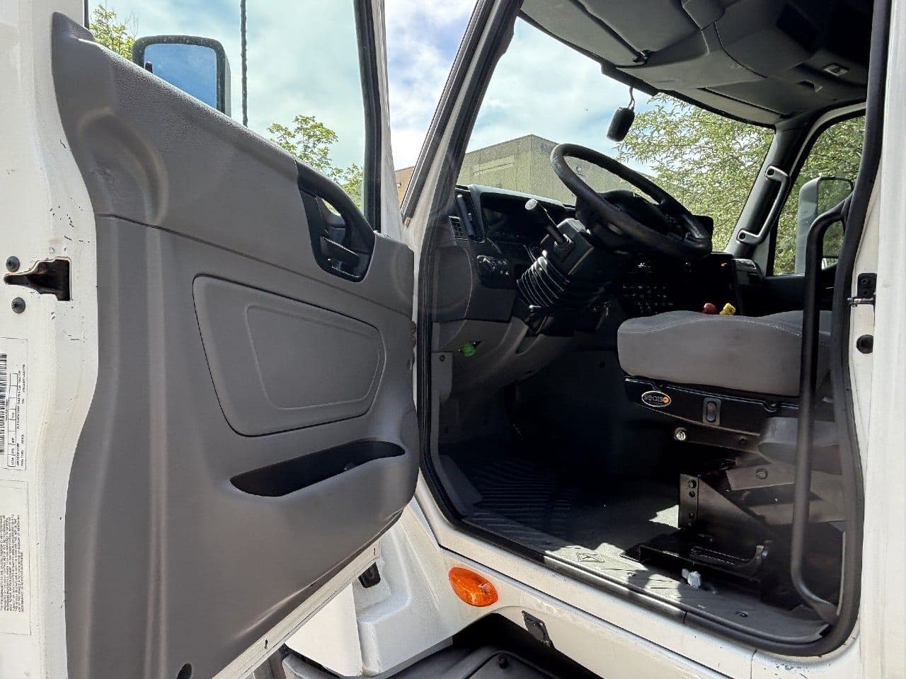 2018 International LT625 image 16