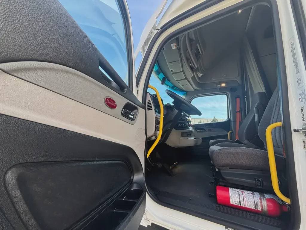 2022 Peterbilt 579 image 5