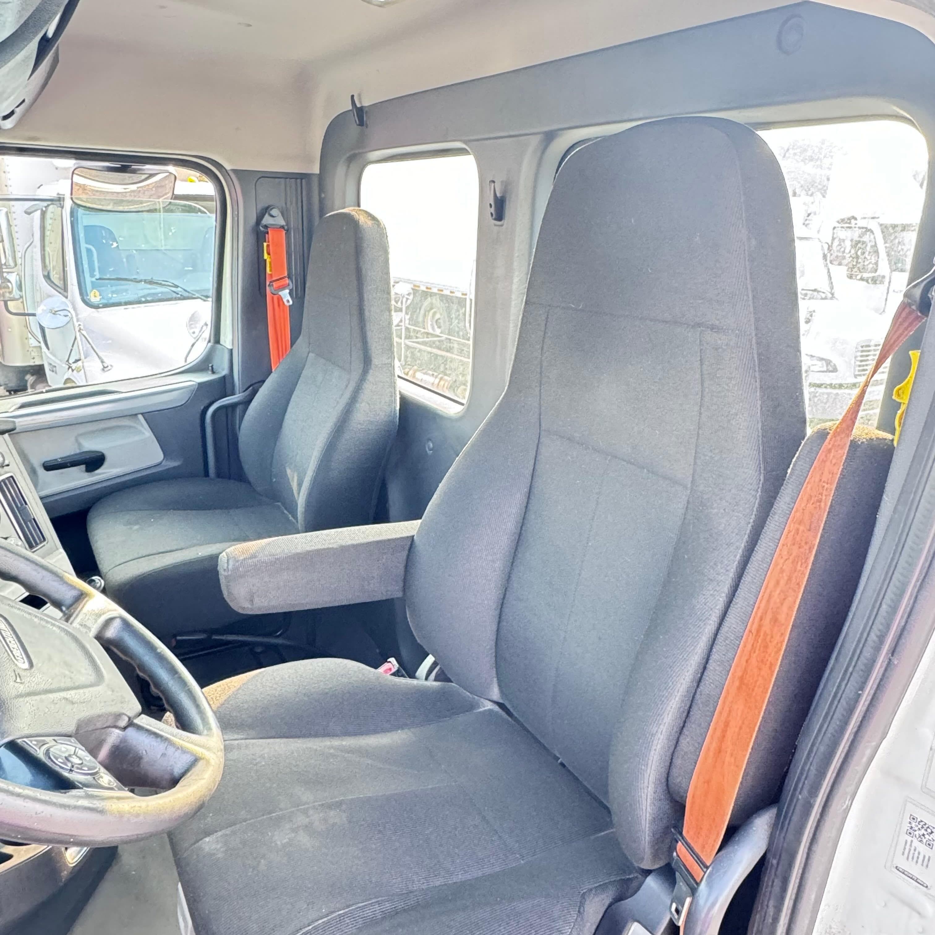 Used 2019 FREIGHTLINER Conventional - Day Cab - CASCADIA 126 For Sale image 8