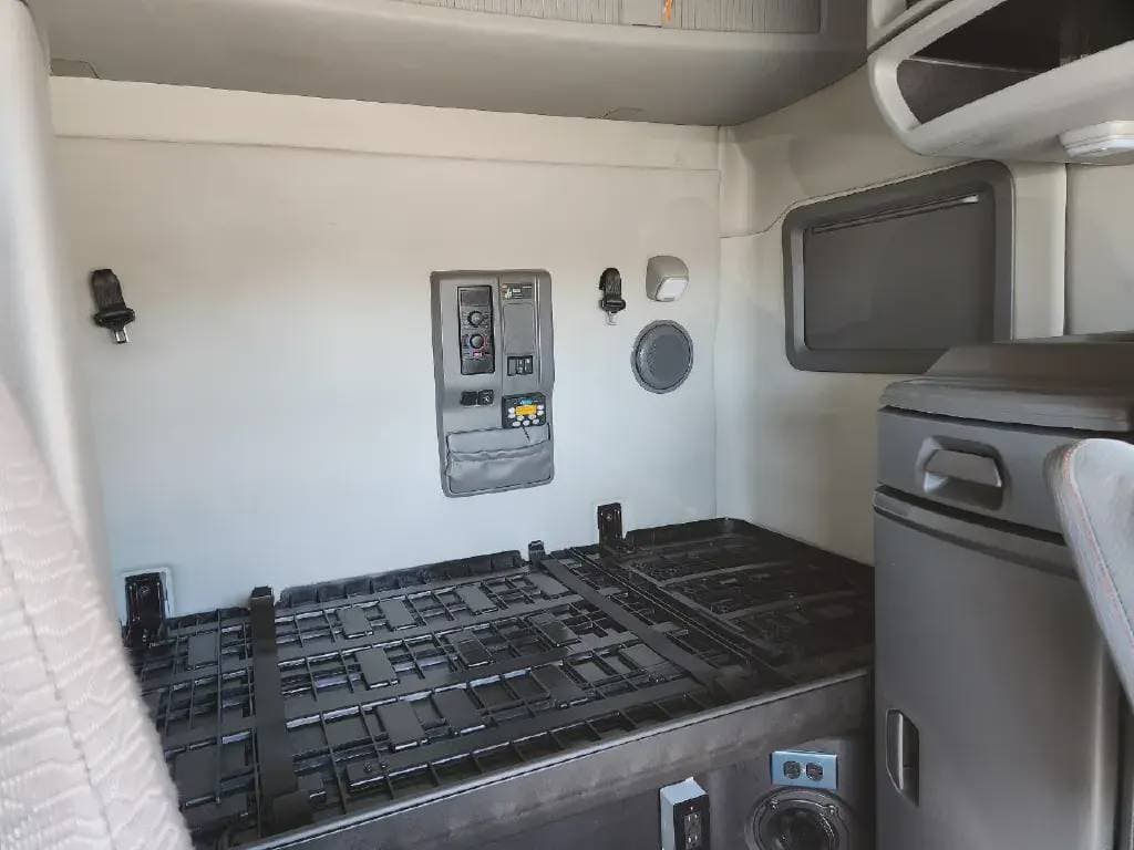 2022 Volvo VNL image 2