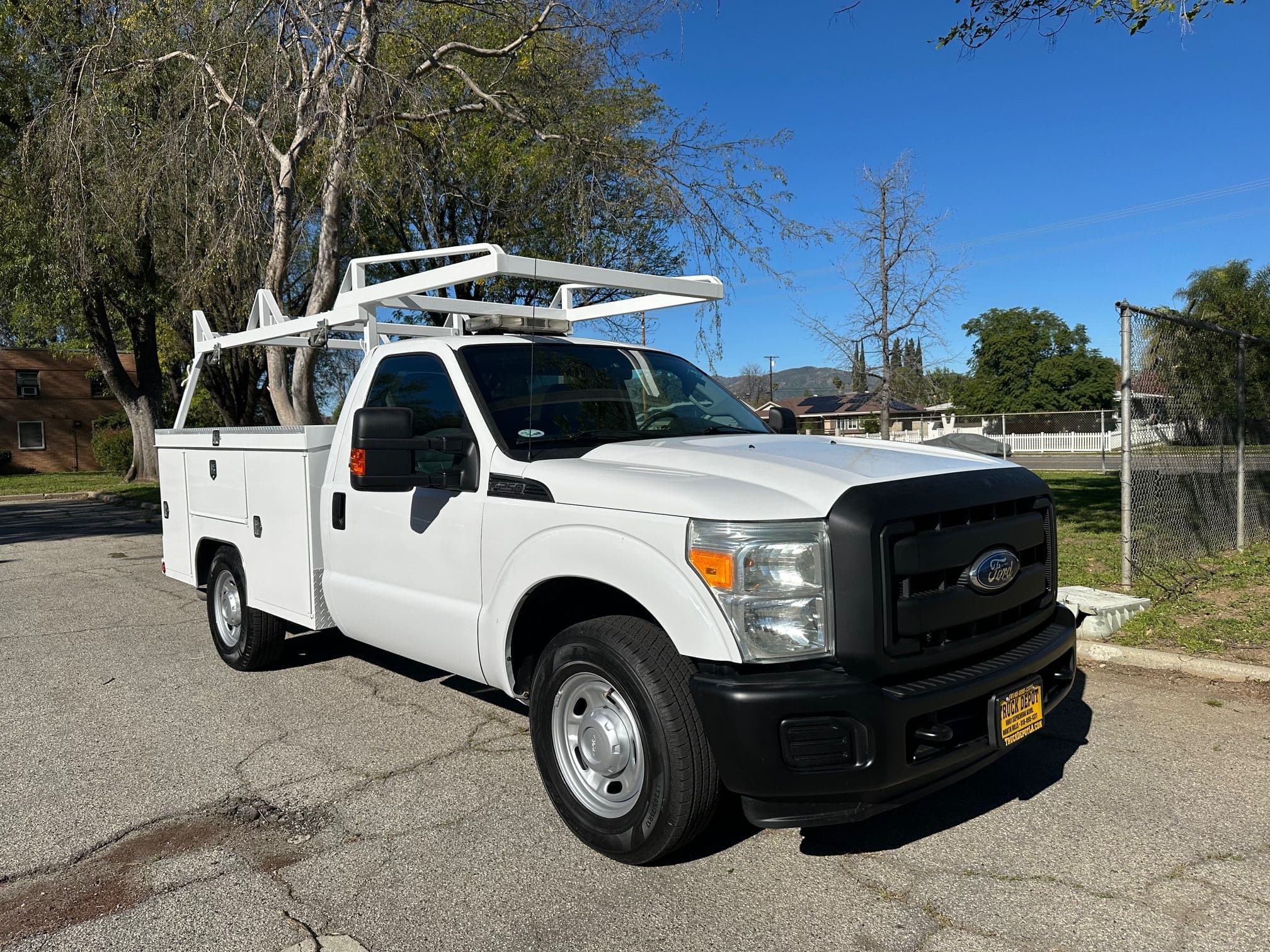 2011 FORD F250 SD Service Body with Liftgate 13497 image 1
