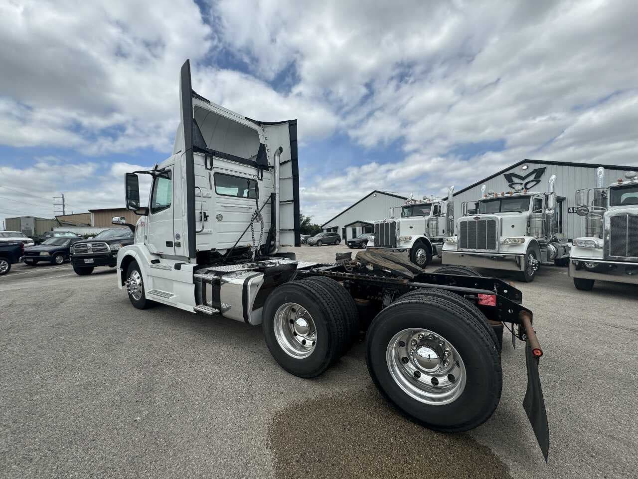 2016 Volvo VNL670 image 3