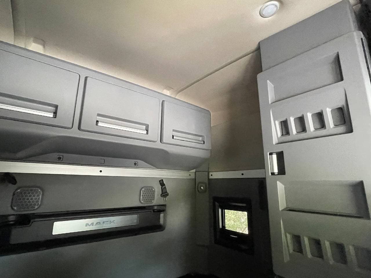 2019 Mack Anthem image 26