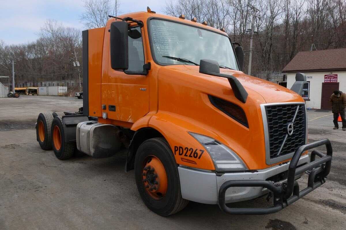 2020 Volvo VNR640 image 3
