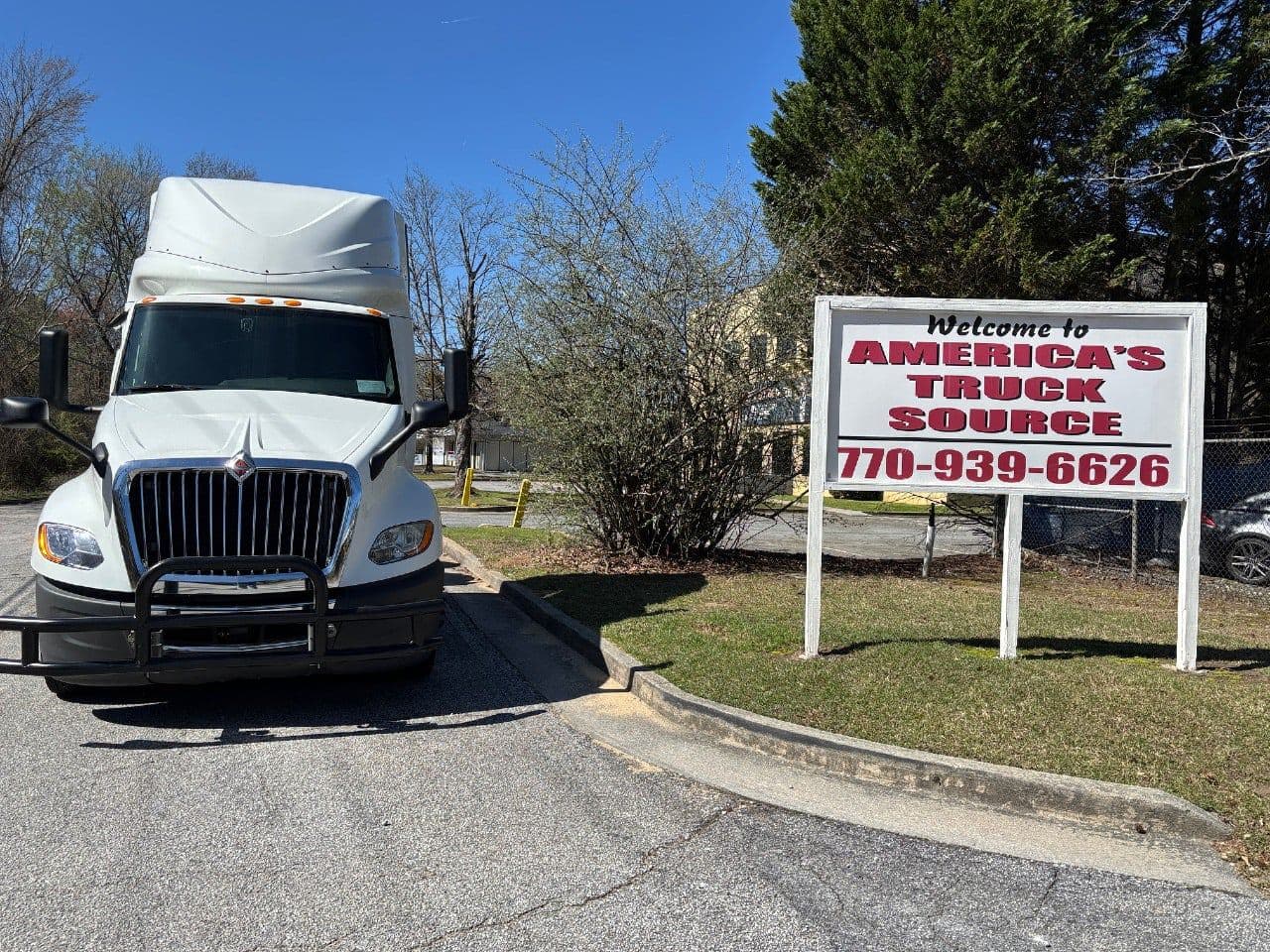 2018 International LT625 image 1