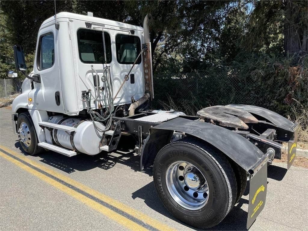 2013 Freightliner Cascadia image 3