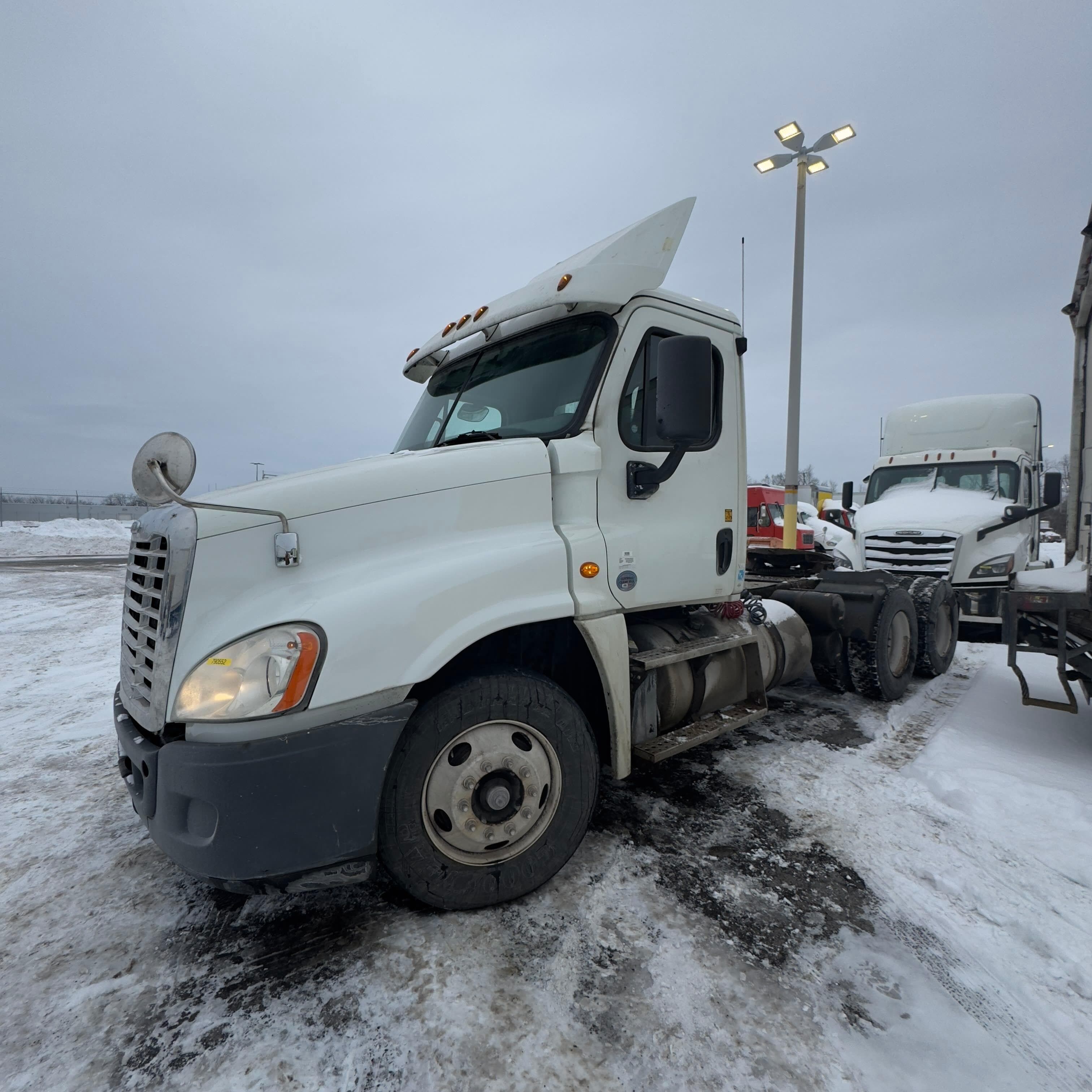 Used 2019 FREIGHTLINER/MERCEDES Conventional - Day Cab - CASCADIA 125 image 1
