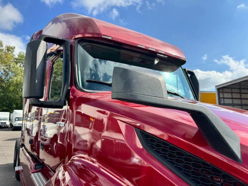 2021 Volvo VNL image 8