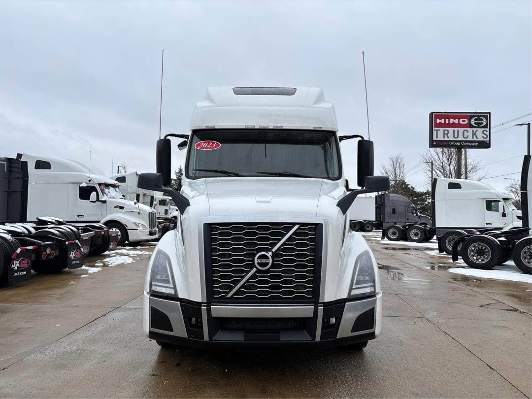 2023 Volvo VNL64T860 image 4