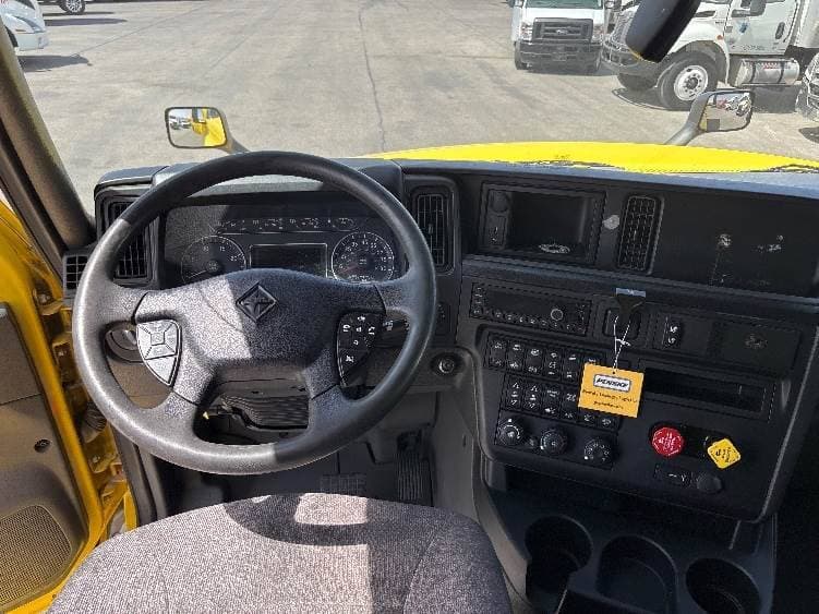 2022 International LT625 image 6