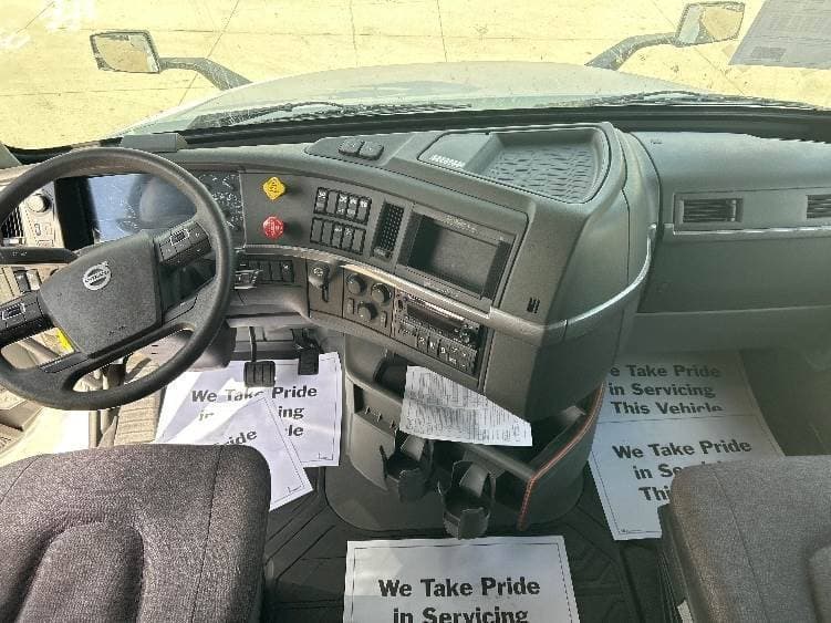 2023 Volvo VNL image 9