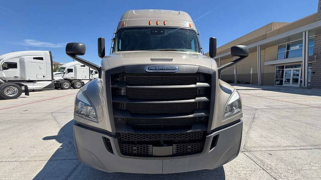 Used 2024 FREIGHTLINER PT126064ST image 15