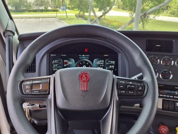 2025 Kenworth T880 image 17