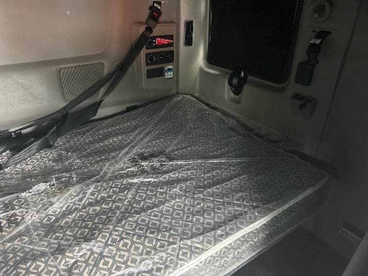 2023 International LT625 Sleeper Semi Truck - 73" Integral Sleeper, Cummins 450HP, 12 Speed Automatic image 8