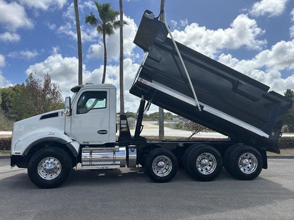 2023 Kenworth T880 image 4