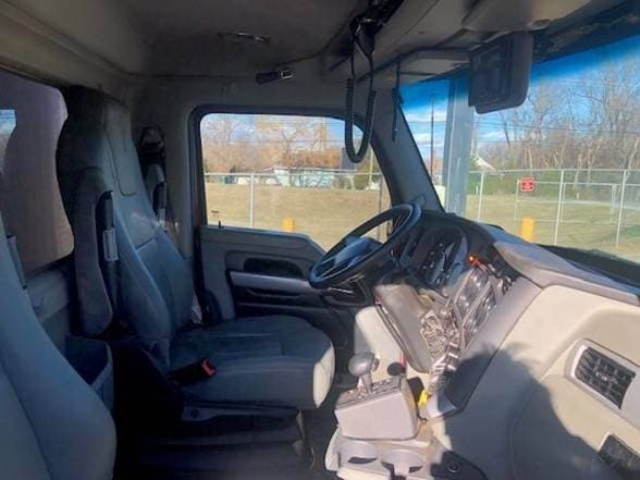 2021 Kenworth T880 image 7