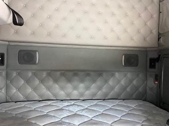 2020 Kenworth T680 image 6