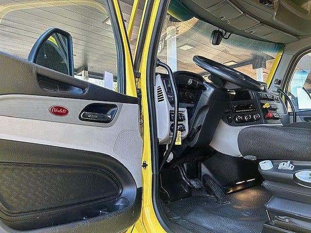 2023 Peterbilt 579 image 7