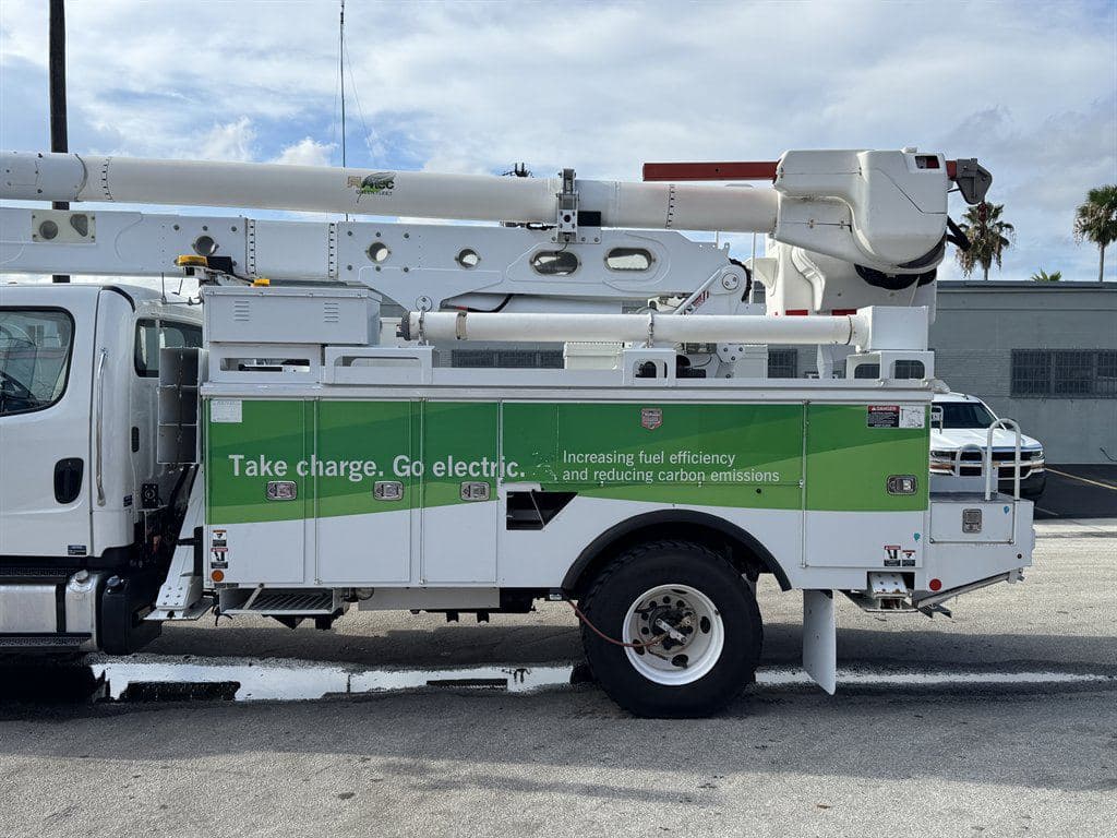 2018 Freightliner M2-106 image 8
