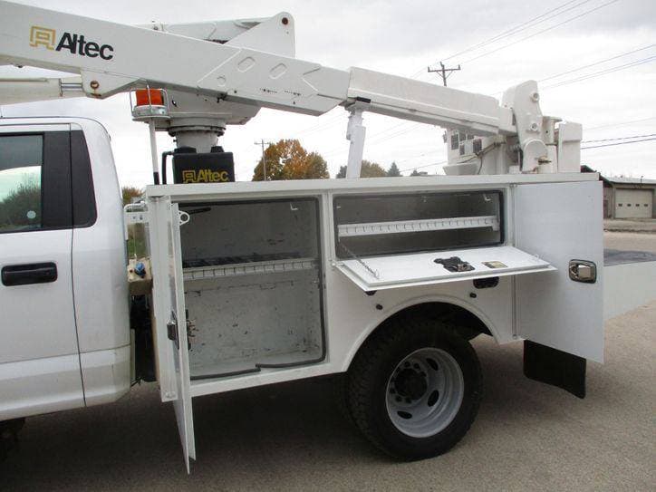 2017 Ford F-550 BUCKET TRUCK 92K MILES image 20