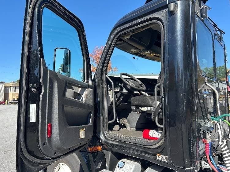2019 Freightliner Cascadia 126 Day Cab Truck - 450HP, 12 Speed Automatic image 9