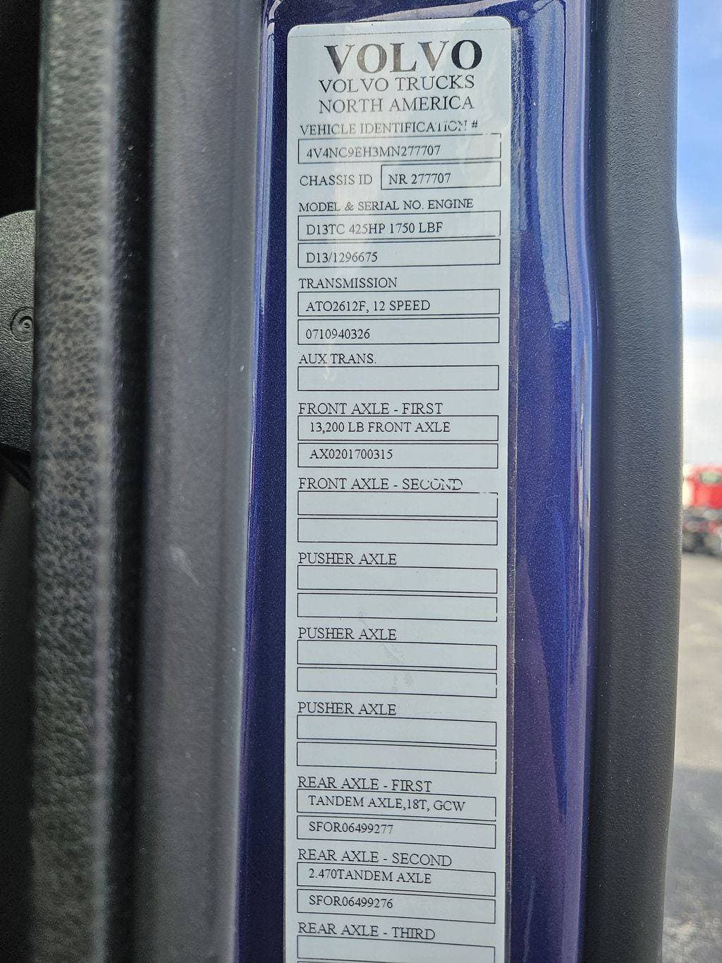 2021 Volvo VNL64T740 image 13